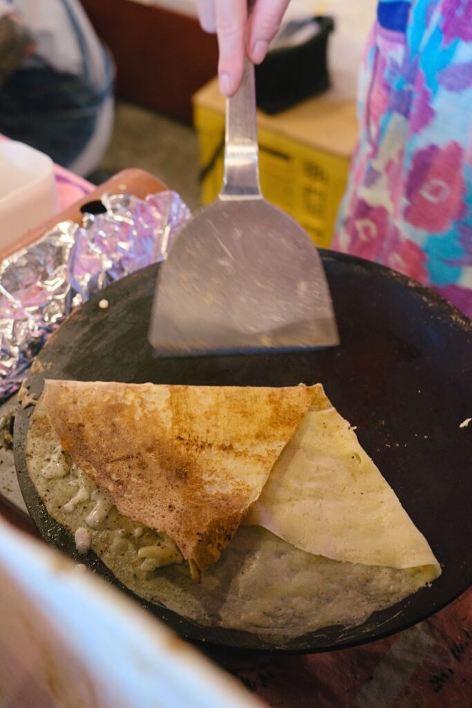 金城朝市で米粉のハムチーズクレープを鉄板で焼いているところ