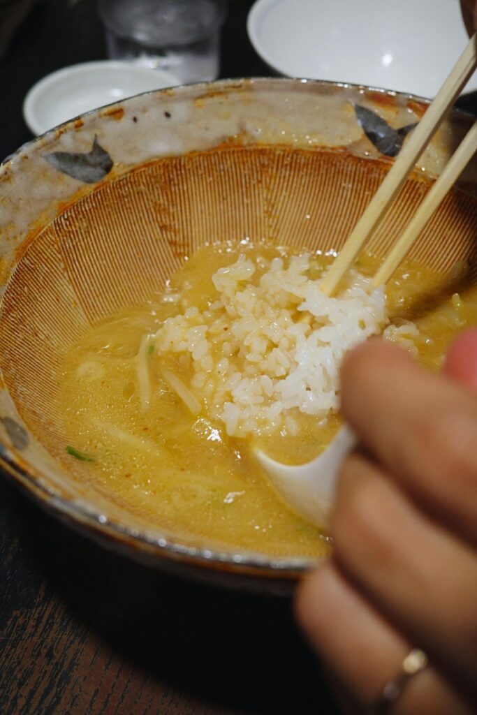 残った味噌バタースープにライスを入れてつくる、八龍の締めの味噌おじや