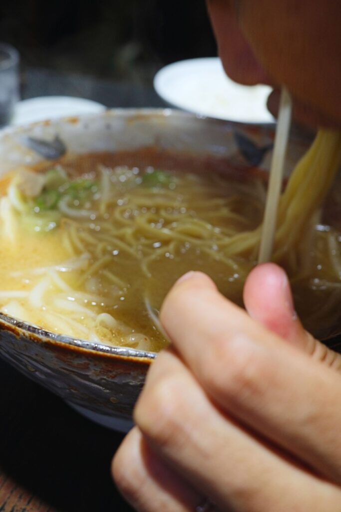 八龍の味噌バターラーメンの中太ストレート麺をすする