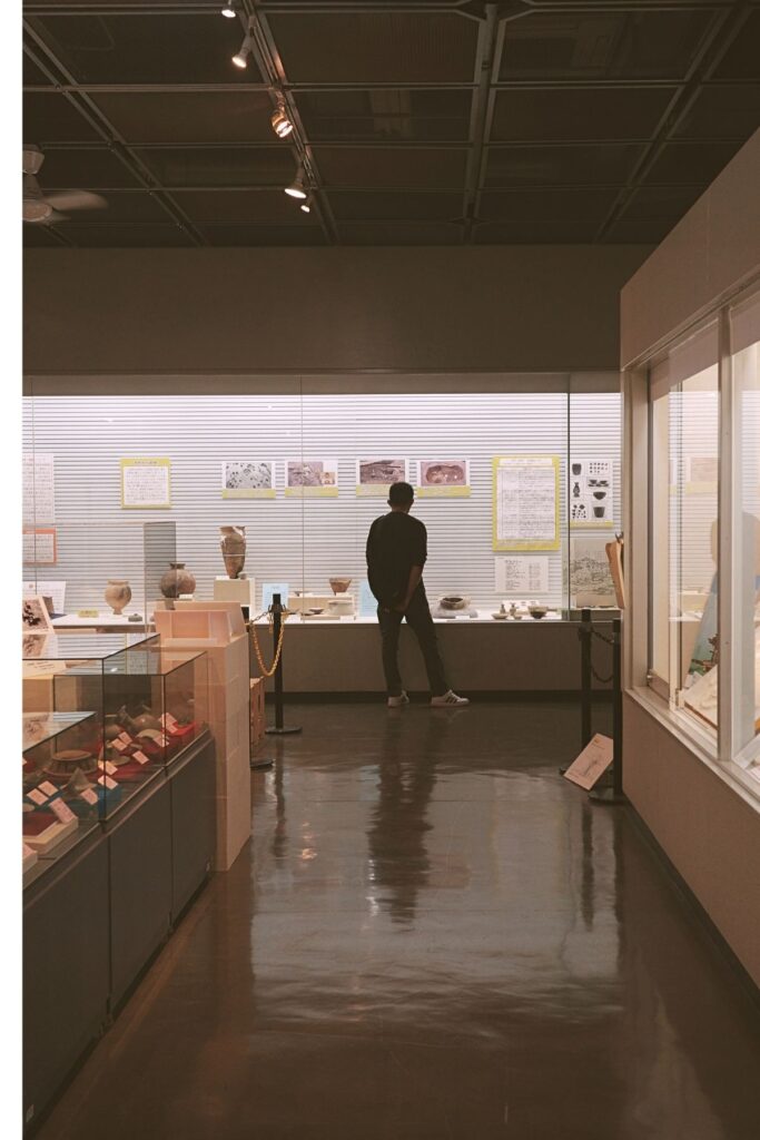 名古屋市南区の見晴台考古資料館の展示室。弥生土器や発掘資料を眺める来館者