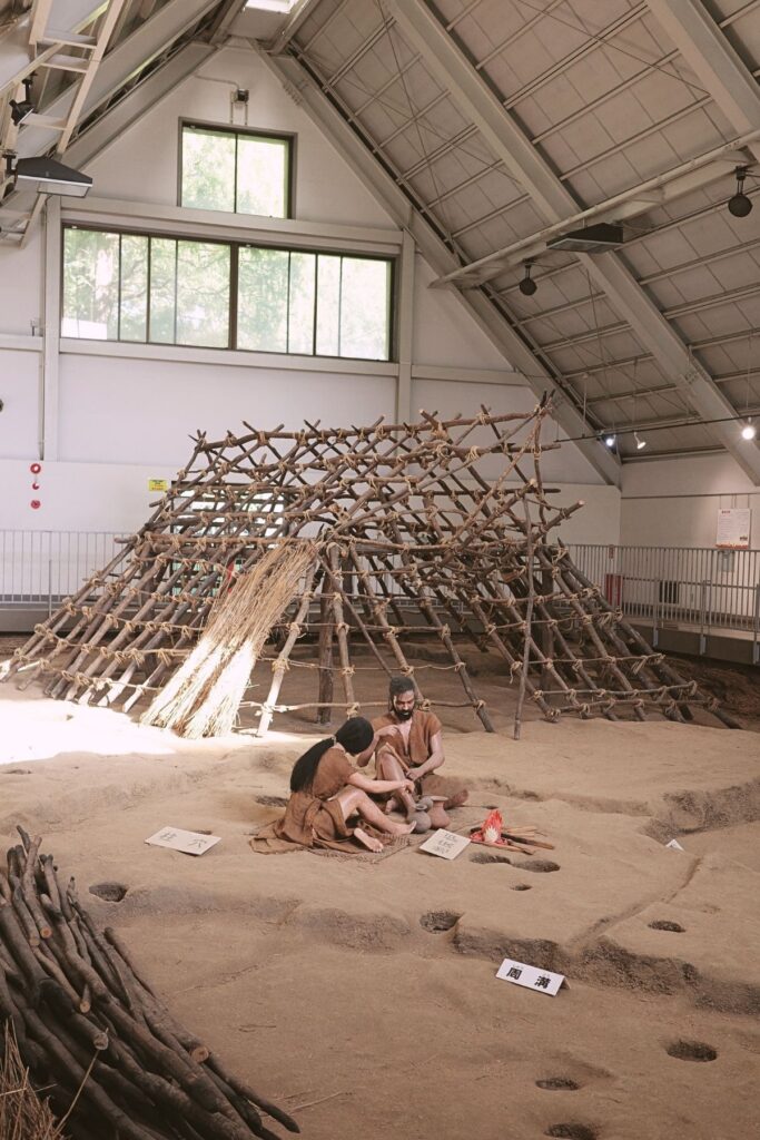 名古屋市見晴台考古資料館の竪穴住居復元展示。弥生時代の住居の木組みと生活の様子を再現