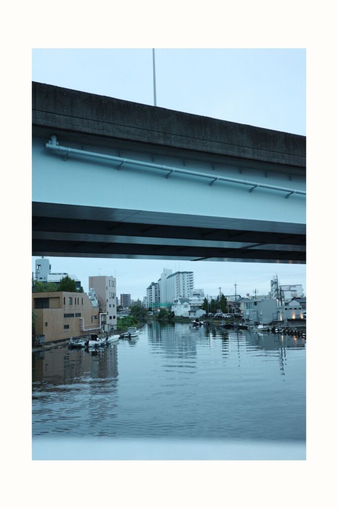 名古屋市南区・内田橋付近の堀川。高架橋の下に広がる水面と、川沿いの建物や小型船。
