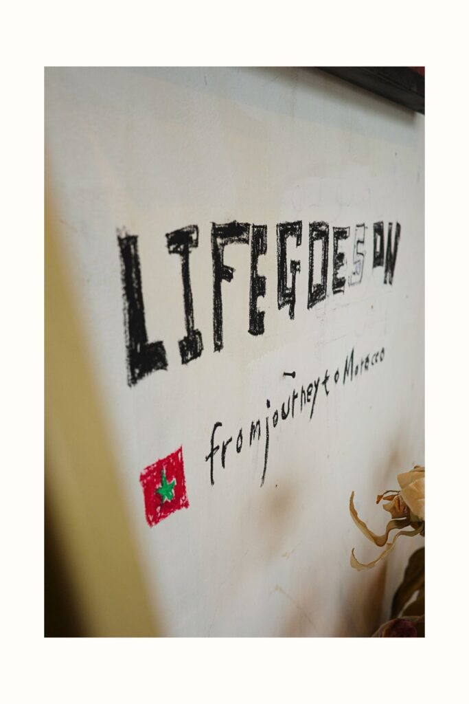 名古屋市南区のギャラリー「ART STUDIO」に描かれた「LIFE GOES ON」の文字と壁面アート。
