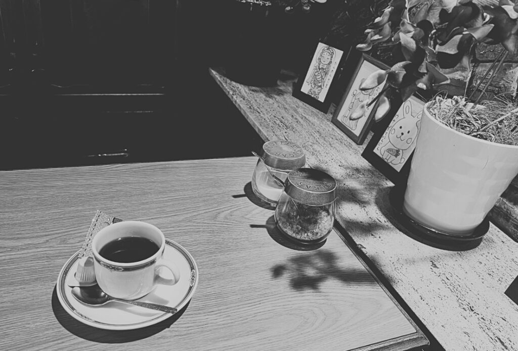 名古屋の老舗喫茶店「葡瑠梵」のコーヒーと店内に飾られた絵