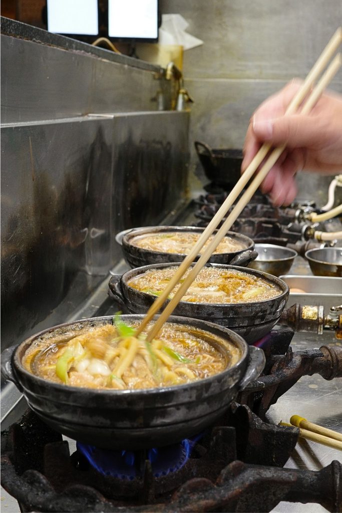 菜箸でほぐしながら煮込む、土鍋の味噌煮込みうどん